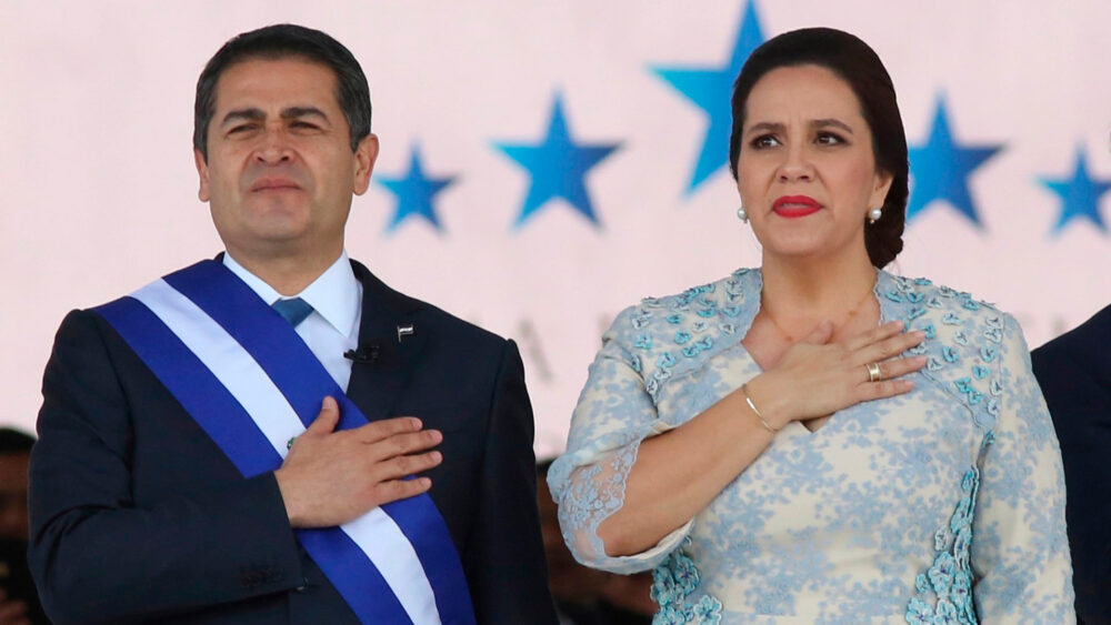 Juan Orlando Hernández junto a su esposa, Ana Rosalinda García, que está apurando el traspaso de las propiedades de la pareja
