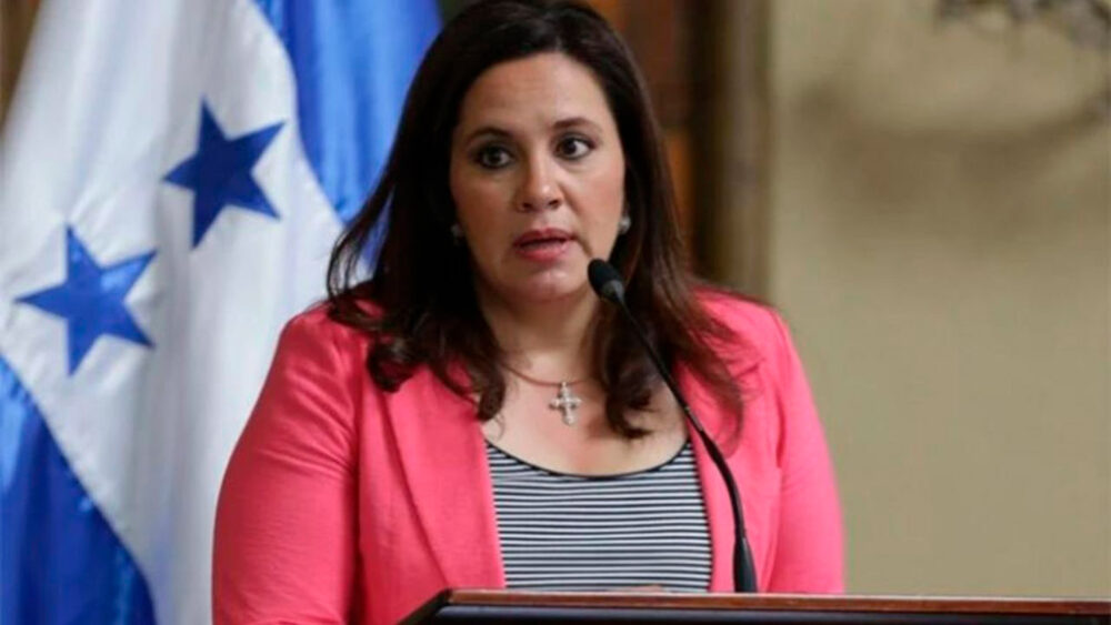 Ana García de Hernández, esposa del expresidente Juan Orlando Hernández, ha hecho transacciones para asegurar el patrimonio familiar ante la inminente extradición de su marido a Estados Unidos.