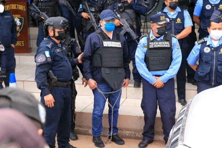 La Policía detiene al expresidente de Honduras Juan Orlando Hernández tras un pedido de extradición de EEUU, en Tegucigalpa, Honduras. 15 de febrero de 2022. Honduras National Police/Handout via REUTERS.