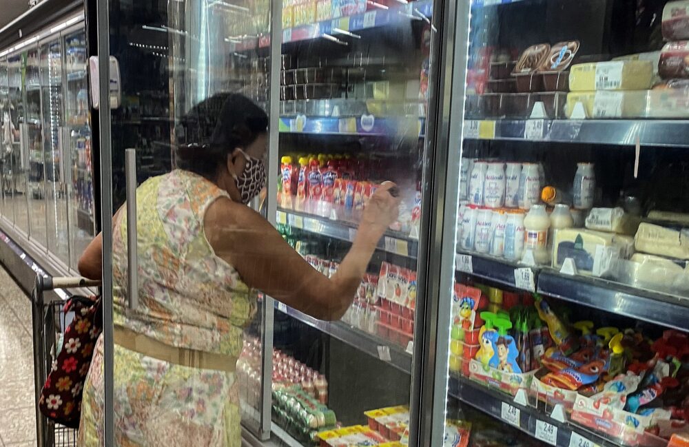 Una mujer realiza compras en un supermercado de Río de Janeiro, en una fotografía de archivo (EFE/Antonio Lacerda)