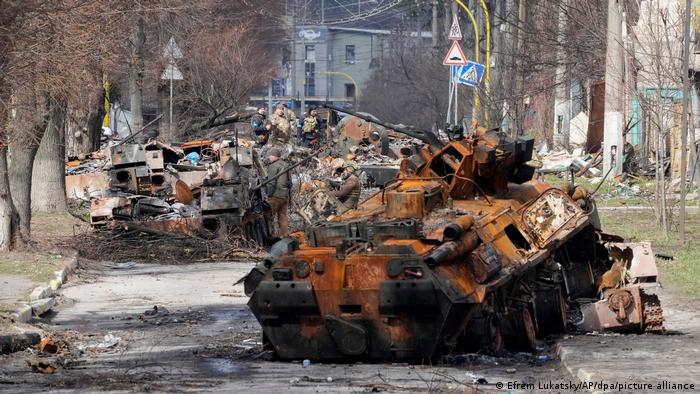 Ukraine-Krieg Butscha | zerstörte russische Militärfahrzeuge