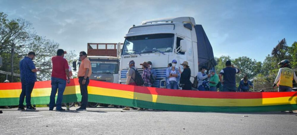 Cívicos bloquean la carretera al Norte, exigen apertura del Hospital de Montero/Zona Norte
