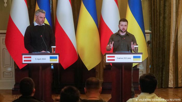 El canciller austriaco, Karl Nehammer (der.) y Volodimir Zelenksi, presidente de Ucrania