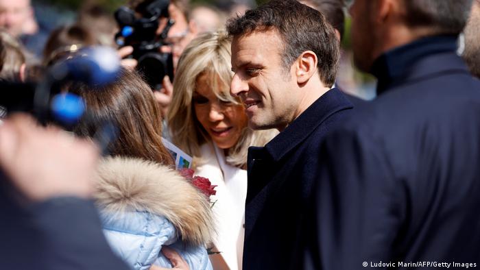 Macron y su esposa Brigitte en Le Touquet donde votaron este domingo de elecciones en Francia