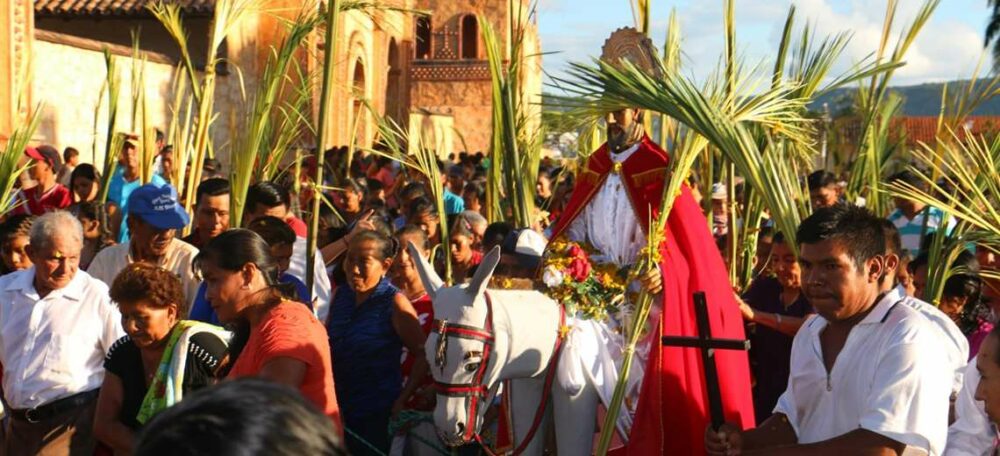 Una imagen de Jesús pasea en su ingreso al pueblo y es saludado por las palmas en San José