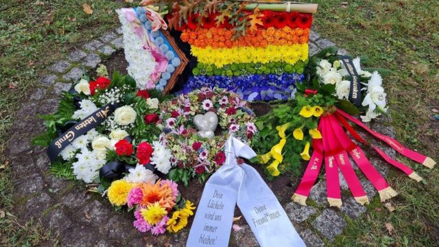 La tumba de Ella en Berlín, con flores con los colores de la bandera LGBTQ+