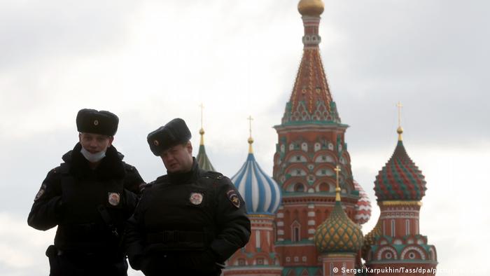 Russland Polizisten bewachen den Roten Platz in Moskau