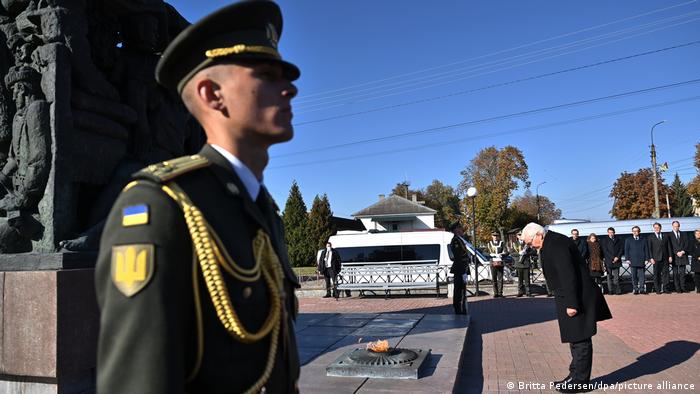 El presidente de Alemania, Frank-Walter Steinmeier, rinde homenaje a las víctimas de la masacre de Korjukivka cometida en marzo de 1943, cuando la fuerzas nazis de ocupación asesinaron a unos 6.700 civiles ucranianos. Imagen del 6 de octubre de 2021