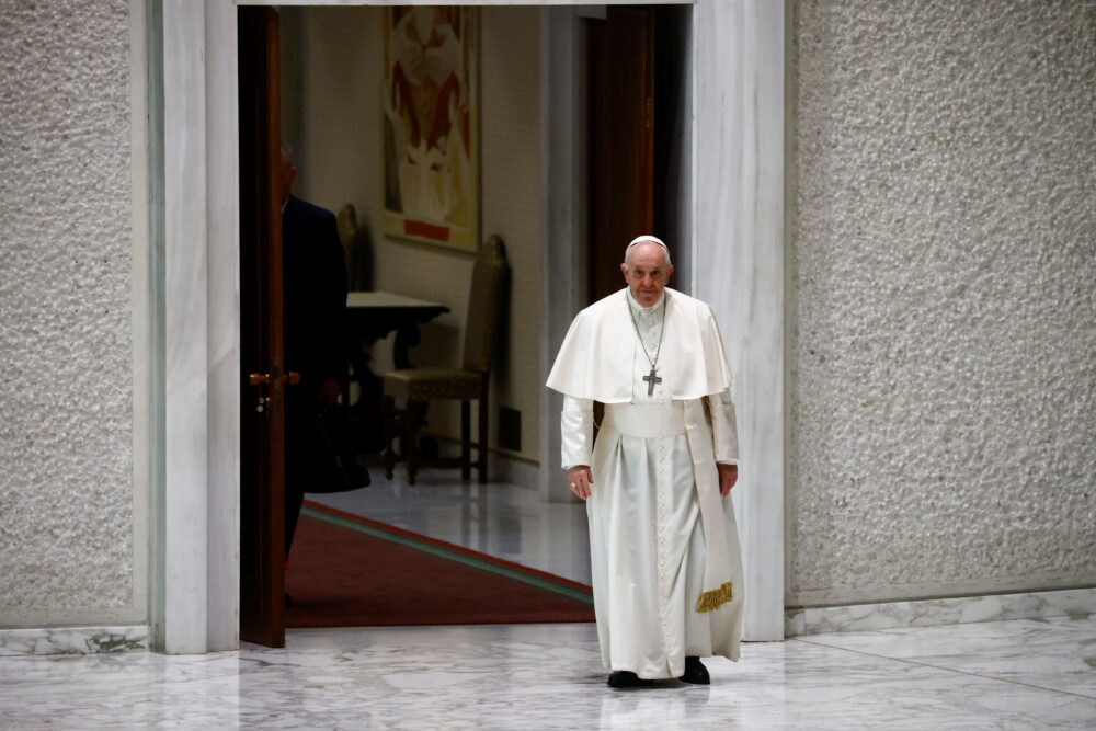El papa Francisco llega a la audiencia general semanal en el Aula Pablo VI del Vaticano, el 13 de abril de 2022. REUTERS/Yara Nardi