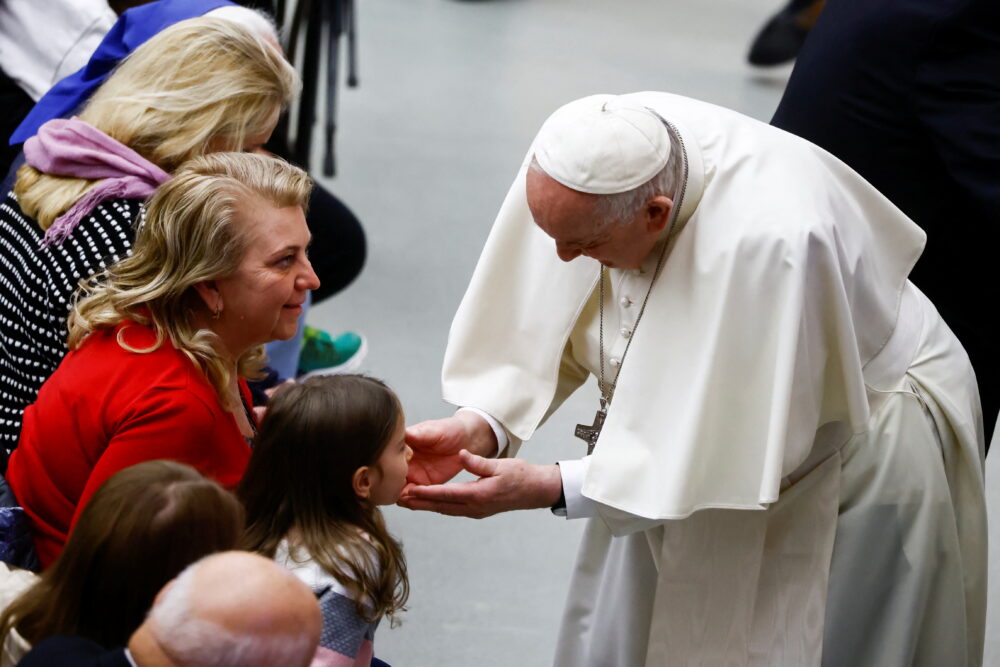 El papa Francisco saluda a una niña durante la audiencia general semanal en el Aula Pablo VI del Vaticano, el 13 de abril de 2022. REUTERS/Yara Nardi