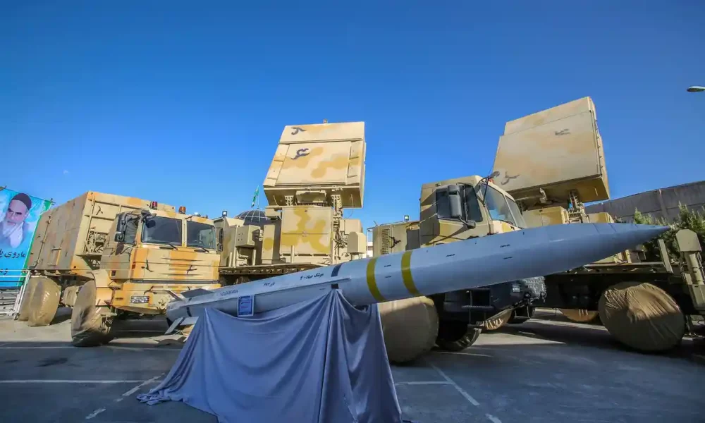 Sistema de misiles de defensa aérea Bavar-373 fabricado en Irán que fue entregado por las milicias shiítas iraquíes a Rusia. El régimen iraní también envió tres cargamentos por vía marítima para reforzar la invasión rusa a Ucrania. (Min. Defensa Irán/AP)