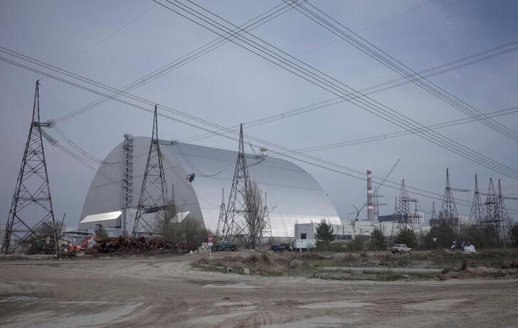 Foto de archivo de la estructura que cubre el reactor 4 de la central nuclear de Chernóbil. REUTERS/Gleb Garanich/