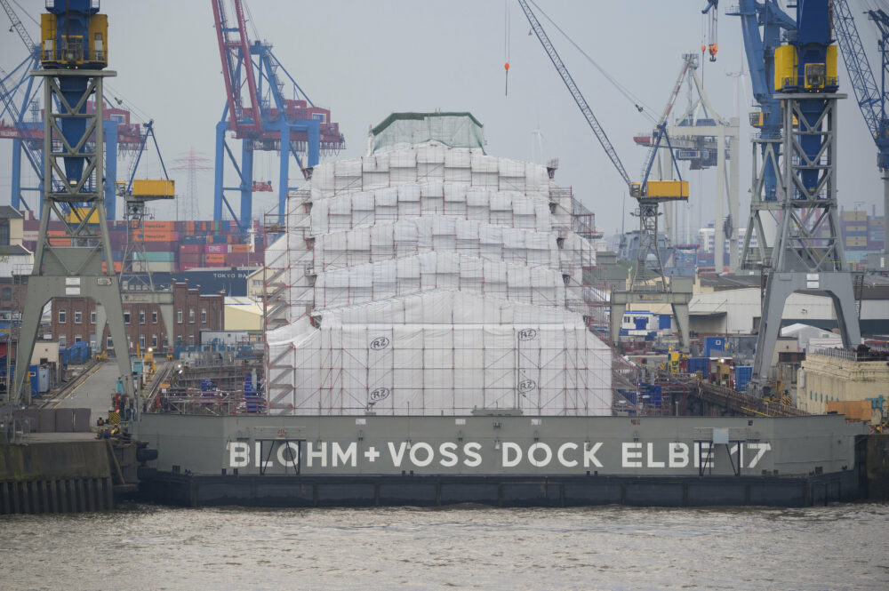 El yate de lujo "Dilbar", totalmente cubierto, en el muelle Blohm+Voss en Hamburgo, Alemania, el 13 de abril de 2022. (Jonas Walzberg/dpa vía AP)