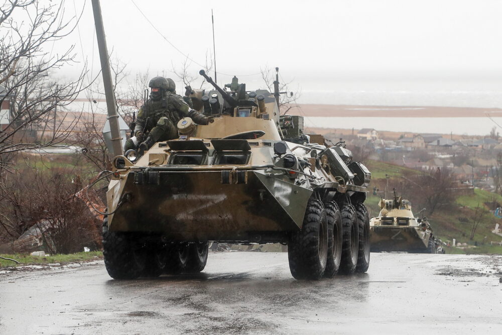 Una columna de tanques y carros blindados de las fuerzas rusas entran en uno de los suburbios de la ciudad de Mariupol. La conquista de este puerto es clave para el avance sobre la zona del Donbás. REUTERS/Alexander Ermochenko