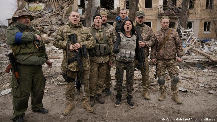Soldados y mujeres soldado en Borodianka.