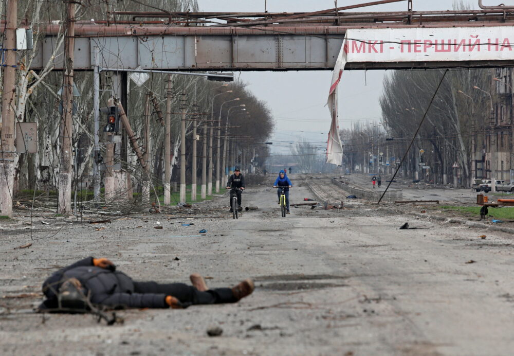 Un cuerpo en el piso en las calles de Mariupol (REUTERS/Alexander Ermochenko)