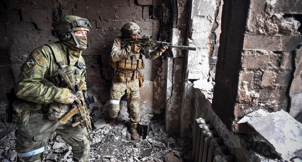 Soldados rusos patrullan en el teatro de drama de Mariupol, que fue bombardeado por Rusia el 12 de abril de 2022. (Alexander NEMENOV / AFP).