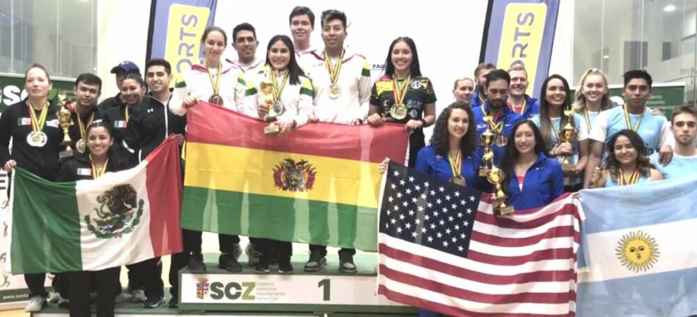 Lo bolivianos en lo más alto del podio. Foto: Captura de pantalla