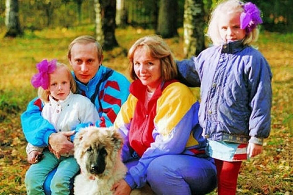 Vladimir Putin junto a su ex esposa Lyudmila y sus hijas (Zuma Wire)