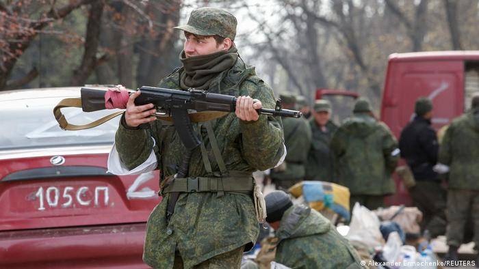 Un soldado miembro de las tropas prorrusas en Mariúpol, Ucrania
