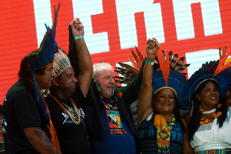 Foto del martes del ex Presidente de Brasil Luiz Inacio Lula Da Silva junto a líderes indígenas en Brasilia (REUTERS/Amanda Perobelli)