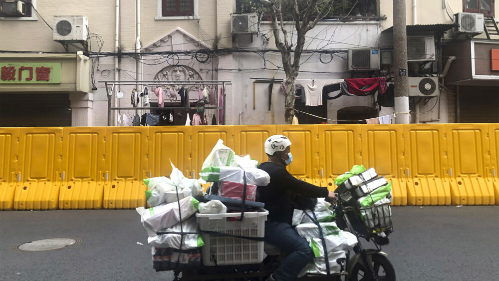 Así trabajan los repartidores de alimento en Shanghai (AP Photo/Chen Si, Archivo)