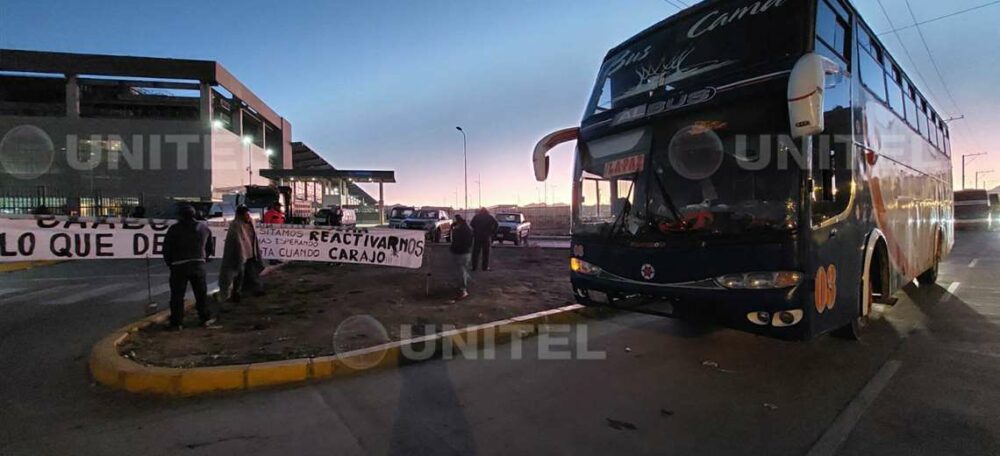 Bloqueos en la Terminal de Buses El Alto (Foto: Unitel) 