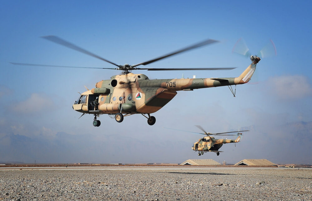 Helicópteros Mi-17 operados por el 2º Ala de la Fuerza Aérea del Ejército Nacional Afgano despegan en la Base Multinacional Tarin Kowt en la provincia de Uruzgan, Afganistán, 23 de febrero de 2013. (Foto del Ejército de EE.UU./Publicada)