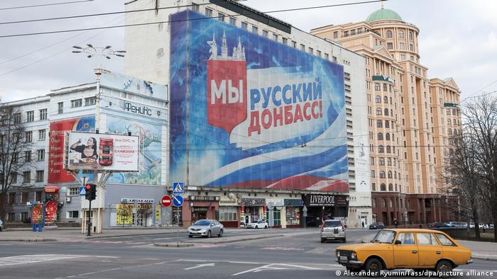 Propaganda rusa en Donetsk: Somos el Donbás ruso (La foto es de la agencia estatal rusa TASS, de febrero de 2022)
