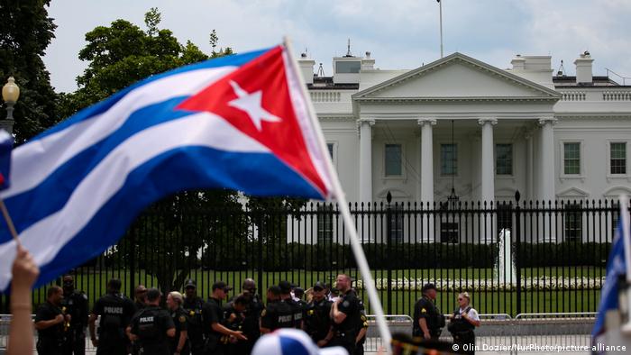 Foto de la bandera de Cuba ondeada frente a la Casa Blanca en Washington