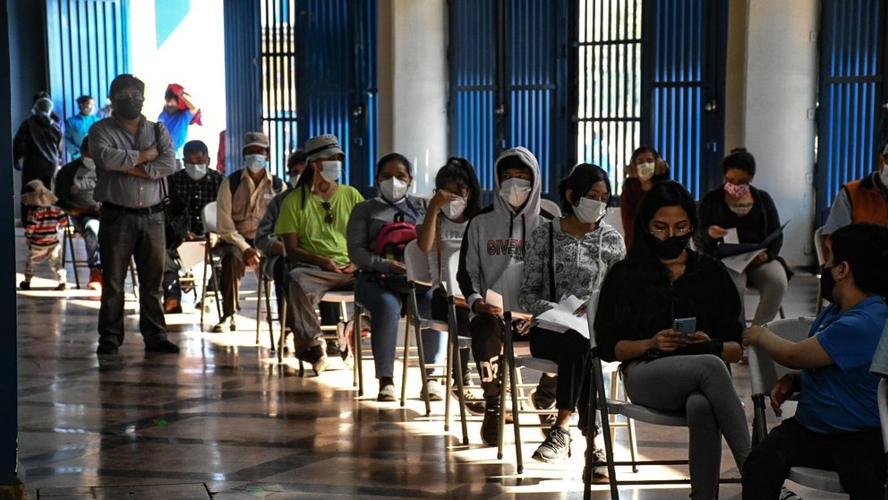 Ciudadanos en jornada de vacunación en el coliseo de La Coronilla. DICO SOLÍS