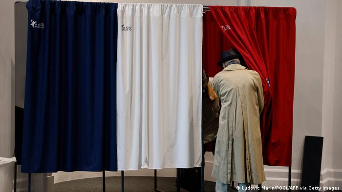 Frankreich Präsidentschaftswahl l Wahlkabine in Le Touquet