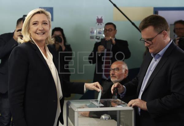 La ultraderechista Le Pen vota en su feudo electoral del norte de Francia