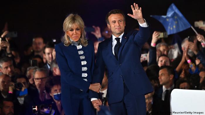Emmanuel Macron celebra la victoria junto a su esposa, Brigitte Macron.