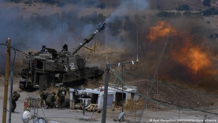 Artillería israelí, a un lado de lado de la denominada Línea Azul, la frontera de facto delineada por la ONU entre Israel y el Líbano (archivo).