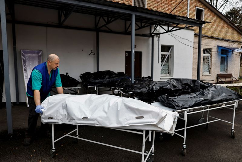 Cadáveres que deben ser identificados por familiares están afuera de la morgue, en medio de la invasión de Rusia a Ucrania, en Bucha, región de Kiev, Ucrania. 20 de abril, 2022. REUTERS/Zohra Bensemra
