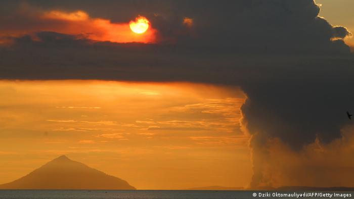 Una violenta erupción del volcán envió ya una nube de humo y ceniza hasta los 3.000 metros de altura.