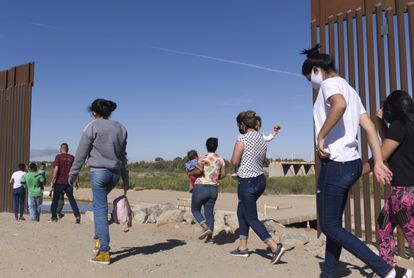 Un grupo de migrantes brasileños caminan por la frontera de EE UU y México en Yuma (Arizona), en junio de 2021.