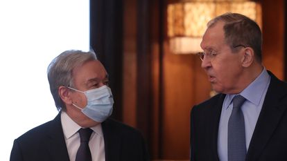 El secretario general de la ONU, António Guterres (izquierda), y el ministro ruso de Exteriores, Serguéi Lavrov, este martes en Moscú.