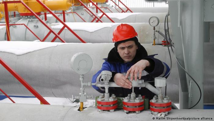 Russland | Gazprom | Arbeiter kontrolliert Messinstrumente