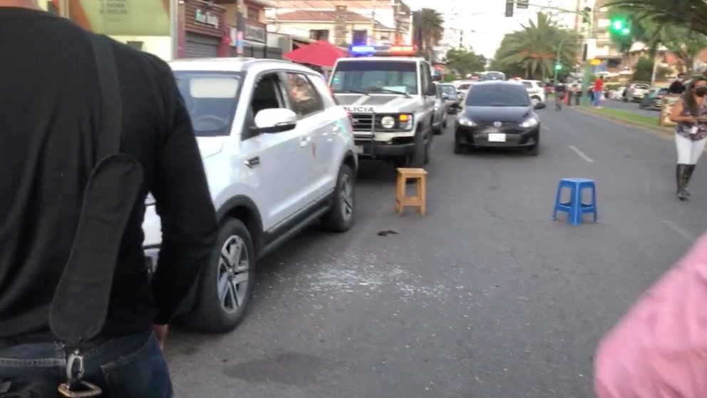 La vagoneta blanca del hombre, de nacionalidad chilena, herido de bala en la avenida América, Cochabamba. ALEJANDRO ORELLANA