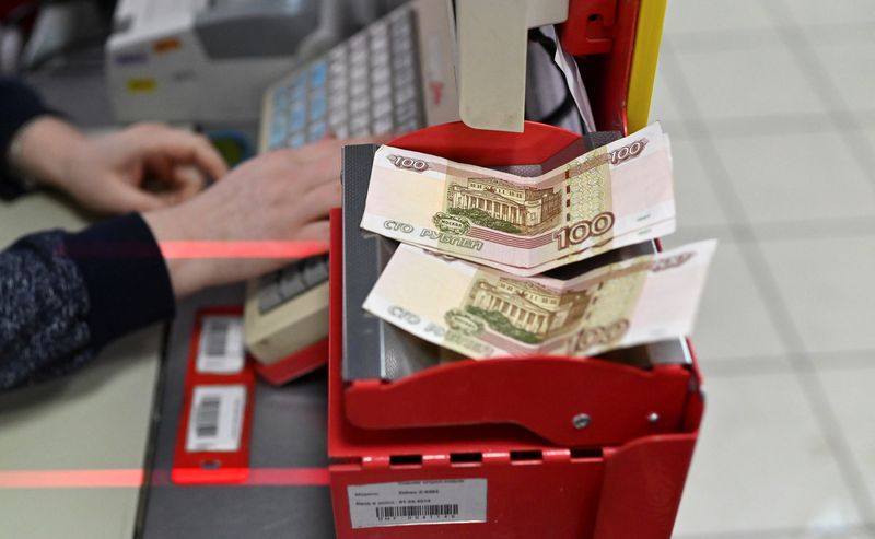 FOTO DE ARCHIVO. Billetes rusos de 100 rublos en la caja de un supermercado en la ciudad siberiana de Tara, en la región de Omsk, Rusia. 14 de diciembre de 2021. REUTERS/Alexey Malgavko