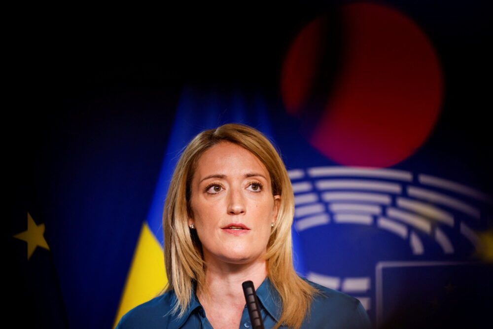 La presidenta del Parlamento Europeo, Roberta Metsola, observa durante una conferencia de prensa en el Parlamento Europeo en Bruselas, Bélgica, el 28 de abril de 2022. REUTERS/Johanna Geron