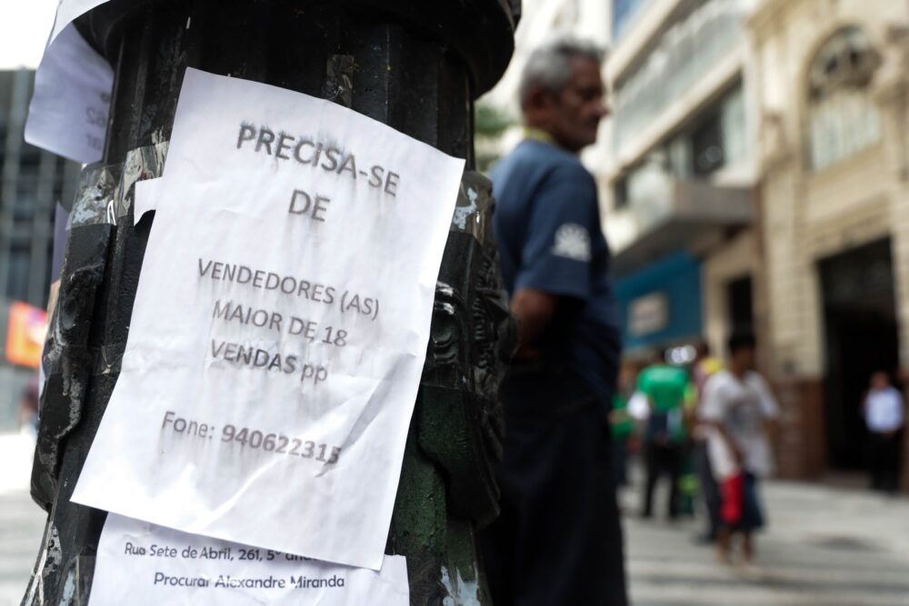Vista de carteles que muestran ofertas de empleo en el centro de San Pablo (EFE/Fernando Bizerra Jr./Archivo)