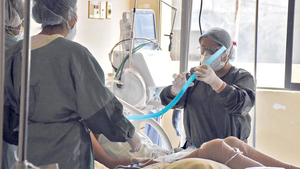 Dos enfermeras atienden a un paciente en terapia intensiva. DICO SOLÍS
