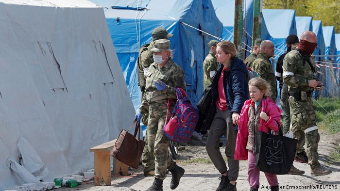 Tropas rusas llevaron a 46 civiles desde Azovstal a la zona controlada por las tropas prorrusas en Doneskt.