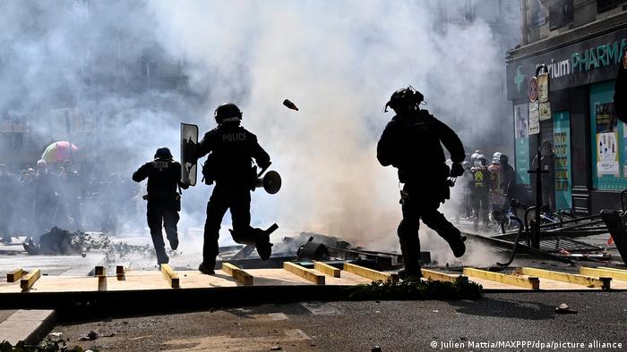 La Policía arrojó gases lacrimógenos en París
