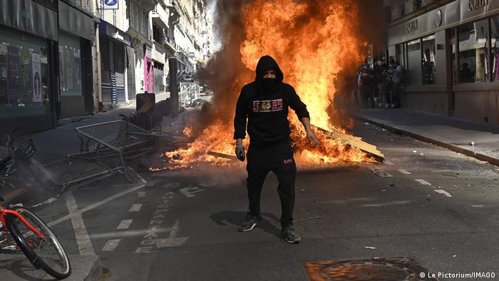 Los grupos de encapuchados fueron señalados por hacer actos vandálicos en la capital francesa