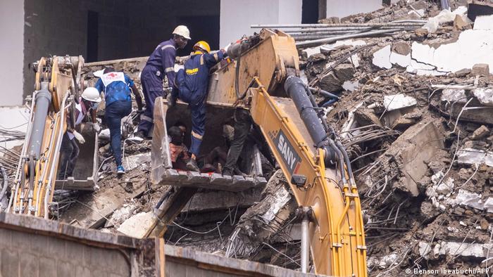 Rescatistas en derrumbe de un edificio de tres plantas en Lagos.