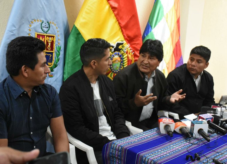 Gualberto Arispe, Andrónico Rodríguez, Evo Morales y Leonardo Loza, en conferencia de prensa hoy. DICO SOLÍS